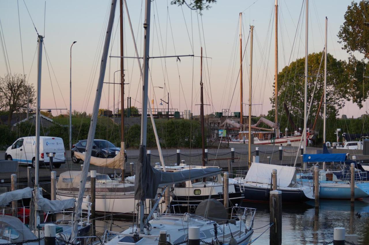 B&B Logeren Bij De Burgemeester Stad aan 't Haringvliet エクステリア 写真